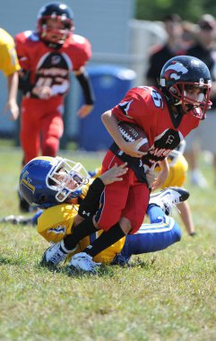  Warner Gençlik futbol eylem pop. Pop Warner Birleşik Devletler futbol oyun arkadaşları içinde en büyük ve en eski genç futbol ligi olduğunu.