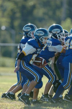  Warner Gençlik futbol eylem pop. Pop Warner Birleşik Devletler futbol oyun arkadaşları içinde en büyük ve en eski genç futbol ligi olduğunu.