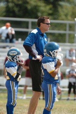  Warner Gençlik futbol eylem pop. Pop Warner Birleşik Devletler futbol oyun arkadaşları içinde en büyük ve en eski genç futbol ligi olduğunu.
