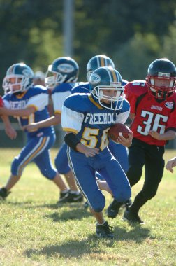  Warner Gençlik futbol eylem pop. Pop Warner Birleşik Devletler futbol oyun arkadaşları içinde en büyük ve en eski genç futbol ligi olduğunu.
