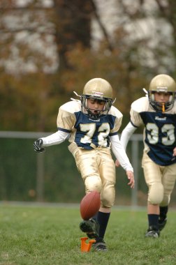  Warner Gençlik futbol eylem pop. Pop Warner Birleşik Devletler futbol oyun arkadaşları içinde en büyük ve en eski genç futbol ligi olduğunu.