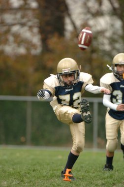  Warner Gençlik futbol eylem pop. Pop Warner Birleşik Devletler futbol oyun arkadaşları içinde en büyük ve en eski genç futbol ligi olduğunu.