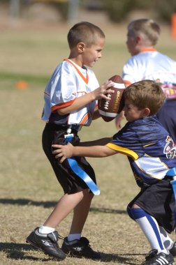 Oyun aksiyon ve sahip eğlenceli çocuklar tarafından oynanan futbol oyun bayrak. Bayrak futbol bir bayrak alınır bir Amerikan futbolu oyunun temel kuralları futbol çözmek için benzer nerede ama oyuncular yere mücadele yerine sürümüdür.