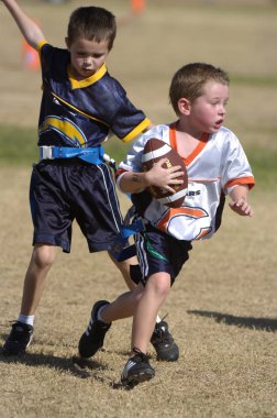 Oyun aksiyon ve sahip eğlenceli çocuklar tarafından oynanan futbol oyun bayrak. Bayrak futbol bir bayrak alınır bir Amerikan futbolu oyunun temel kuralları futbol çözmek için benzer nerede ama oyuncular yere mücadele yerine sürümüdür.