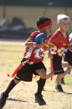 Oyun aksiyon ve sahip eğlenceli çocuklar tarafından oynanan futbol oyun bayrak. Bayrak futbol bir bayrak alınır bir Amerikan futbolu oyunun temel kuralları futbol çözmek için benzer nerede ama oyuncular yere mücadele yerine sürümüdür.