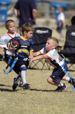 Oyun aksiyon ve sahip eğlenceli çocuklar tarafından oynanan futbol oyun bayrak. Bayrak futbol bir bayrak alınır bir Amerikan futbolu oyunun temel kuralları futbol çözmek için benzer nerede ama oyuncular yere mücadele yerine sürümüdür.