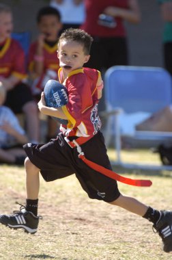 Oyun aksiyon ve sahip eğlenceli çocuklar tarafından oynanan futbol oyun bayrak. Bayrak futbol bir bayrak alınır bir Amerikan futbolu oyunun temel kuralları futbol çözmek için benzer nerede ama oyuncular yere mücadele yerine sürümüdür.