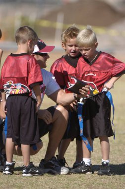 Oyun aksiyon ve sahip eğlenceli çocuklar tarafından oynanan futbol oyun bayrak. Bayrak futbol bir bayrak alınır bir Amerikan futbolu oyunun temel kuralları futbol çözmek için benzer nerede ama oyuncular yere mücadele yerine sürümüdür.