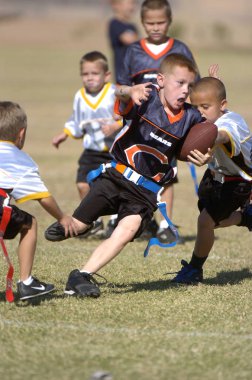 Oyun aksiyon ve sahip eğlenceli çocuklar tarafından oynanan futbol oyun bayrak. Bayrak futbol bir bayrak alınır bir Amerikan futbolu oyunun temel kuralları futbol çözmek için benzer nerede ama oyuncular yere mücadele yerine sürümüdür.