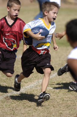 Oyun aksiyon ve sahip eğlenceli çocuklar tarafından oynanan futbol oyun bayrak. Bayrak futbol bir bayrak alınır bir Amerikan futbolu oyunun temel kuralları futbol çözmek için benzer nerede ama oyuncular yere mücadele yerine sürümüdür.