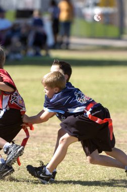 Oyun aksiyon ve sahip eğlenceli çocuklar tarafından oynanan futbol oyun bayrak. Bayrak futbol bir bayrak alınır bir Amerikan futbolu oyunun temel kuralları futbol çözmek için benzer nerede ama oyuncular yere mücadele yerine sürümüdür.