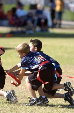 Oyun aksiyon ve sahip eğlenceli çocuklar tarafından oynanan futbol oyun bayrak. Bayrak futbol bir bayrak alınır bir Amerikan futbolu oyunun temel kuralları futbol çözmek için benzer nerede ama oyuncular yere mücadele yerine sürümüdür.