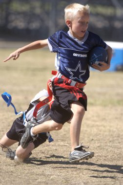 Oyun aksiyon ve sahip eğlenceli çocuklar tarafından oynanan futbol oyun bayrak. Bayrak futbol bir bayrak alınır bir Amerikan futbolu oyunun temel kuralları futbol çözmek için benzer nerede ama oyuncular yere mücadele yerine sürümüdür.