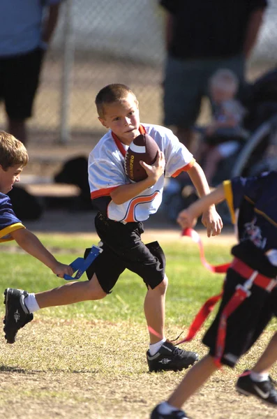 Oyun aksiyon ve sahip eğlenceli çocuklar tarafından oynanan futbol oyun bayrak. Bayrak futbol bir bayrak alınır bir Amerikan futbolu oyunun temel kuralları futbol çözmek için benzer nerede ama oyuncular yere mücadele yerine sürümüdür.
