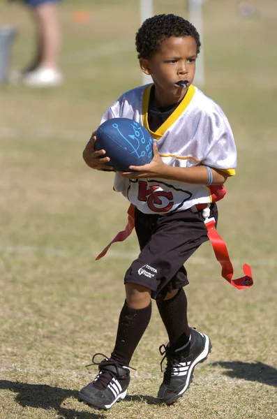 Oyun aksiyon ve sahip eğlenceli çocuklar tarafından oynanan futbol oyun bayrak. Bayrak futbol bir bayrak alınır bir Amerikan futbolu oyunun temel kuralları futbol çözmek için benzer nerede ama oyuncular yere mücadele yerine sürümüdür.