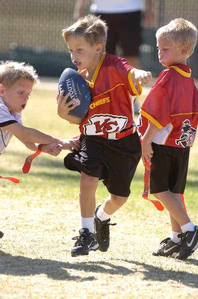 Oyun aksiyon ve sahip eğlenceli çocuklar tarafından oynanan futbol oyun bayrak. Bayrak futbol bir bayrak alınır bir Amerikan futbolu oyunun temel kuralları futbol çözmek için benzer nerede ama oyuncular yere mücadele yerine sürümüdür.
