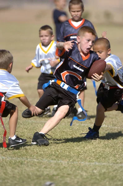 Oyun aksiyon ve sahip eğlenceli çocuklar tarafından oynanan futbol oyun bayrak. Bayrak futbol bir bayrak alınır bir Amerikan futbolu oyunun temel kuralları futbol çözmek için benzer nerede ama oyuncular yere mücadele yerine sürümüdür.