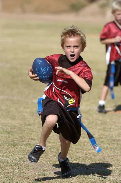 Oyun aksiyon ve sahip eğlenceli çocuklar tarafından oynanan futbol oyun bayrak. Bayrak futbol bir bayrak alınır bir Amerikan futbolu oyunun temel kuralları futbol çözmek için benzer nerede ama oyuncular yere mücadele yerine sürümüdür.