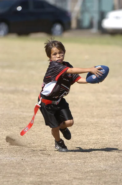 Oyun aksiyon ve sahip eğlenceli çocuklar tarafından oynanan futbol oyun bayrak. Bayrak futbol bir bayrak alınır bir Amerikan futbolu oyunun temel kuralları futbol çözmek için benzer nerede ama oyuncular yere mücadele yerine sürümüdür.