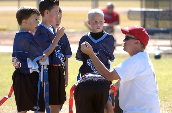 Oyun aksiyon ve sahip eğlenceli çocuklar tarafından oynanan futbol oyun bayrak. Bayrak futbol bir bayrak alınır bir Amerikan futbolu oyunun temel kuralları futbol çözmek için benzer nerede ama oyuncular yere mücadele yerine sürümüdür.