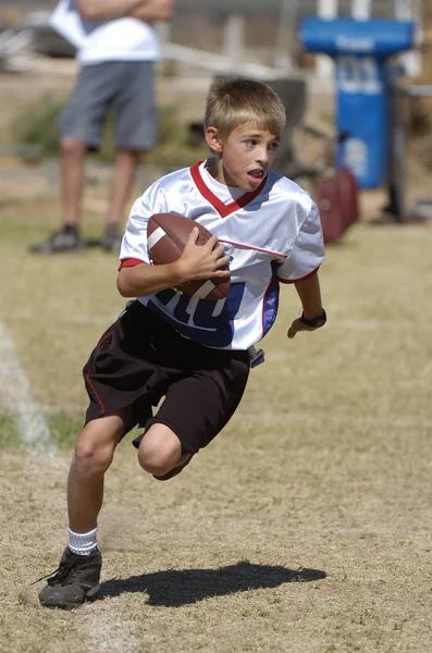 Oyun aksiyon ve sahip eğlenceli çocuklar tarafından oynanan futbol oyun bayrak. Bayrak futbol bir bayrak alınır bir Amerikan futbolu oyunun temel kuralları futbol çözmek için benzer nerede ama oyuncular yere mücadele yerine sürümüdür.