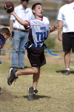 Oyun aksiyon ve sahip eğlenceli çocuklar tarafından oynanan futbol oyun bayrak. Bayrak futbol bir bayrak alınır bir Amerikan futbolu oyunun temel kuralları futbol çözmek için benzer nerede ama oyuncular yere mücadele yerine sürümüdür.