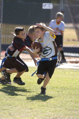 Oyun aksiyon ve sahip eğlenceli çocuklar tarafından oynanan futbol oyun bayrak. Bayrak futbol bir bayrak alınır bir Amerikan futbolu oyunun temel kuralları futbol çözmek için benzer nerede ama oyuncular yere mücadele yerine sürümüdür.