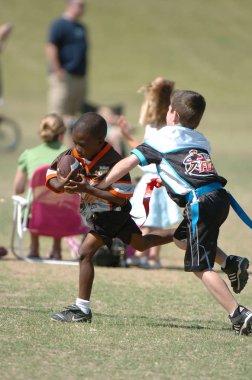 Oyun aksiyon ve sahip eğlenceli çocuklar tarafından oynanan futbol oyun bayrak. Bayrak futbol bir bayrak alınır bir Amerikan futbolu oyunun temel kuralları futbol çözmek için benzer nerede ama oyuncular yere mücadele yerine sürümüdür.