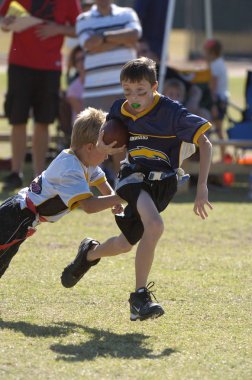 Oyun aksiyon ve sahip eğlenceli çocuklar tarafından oynanan futbol oyun bayrak. Bayrak futbol bir bayrak alınır bir Amerikan futbolu oyunun temel kuralları futbol çözmek için benzer nerede ama oyuncular yere mücadele yerine sürümüdür.