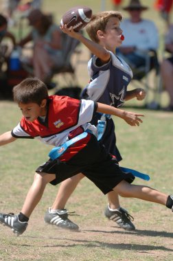 Oyun aksiyon ve sahip eğlenceli çocuklar tarafından oynanan futbol oyun bayrak. Bayrak futbol bir bayrak alınır bir Amerikan futbolu oyunun temel kuralları futbol çözmek için benzer nerede ama oyuncular yere mücadele yerine sürümüdür.