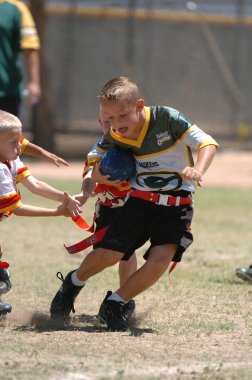 Oyun aksiyon ve sahip eğlenceli çocuklar tarafından oynanan futbol oyun bayrak. Bayrak futbol bir bayrak alınır bir Amerikan futbolu oyunun temel kuralları futbol çözmek için benzer nerede ama oyuncular yere mücadele yerine sürümüdür.