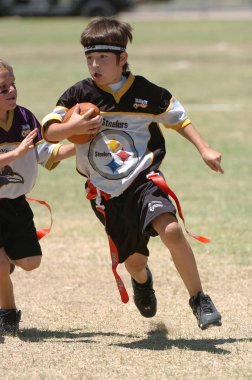 Oyun aksiyon ve sahip eğlenceli çocuklar tarafından oynanan futbol oyun bayrak. Bayrak futbol bir bayrak alınır bir Amerikan futbolu oyunun temel kuralları futbol çözmek için benzer nerede ama oyuncular yere mücadele yerine sürümüdür.