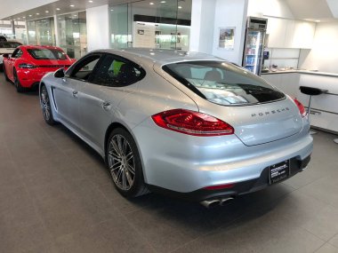 Yeni Porsche araba bayilik Amerika Birleşik Devletleri'nin güneybatı kesiminde bir Gilbert Arizona konumda araba satıyorsun. Yüksek performanslı spor otomobil ve SUV'lar konusunda uzmanlaşmış bir Alman otomobil üreticisi Porsche Ag olduğunu.