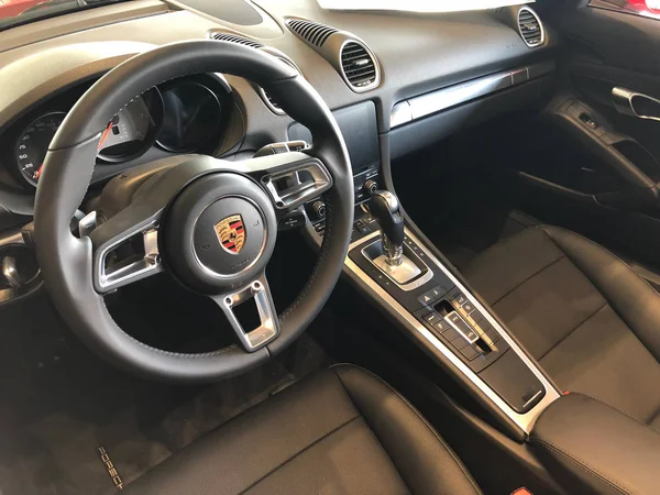 Neues porsche Autohaus, das Autos in einem gilbert arizona Standort im Südwesten der Vereinigten Staaten verkauft. Die porsche ag ist ein auf Hochleistungs-Sportwagen und Geländewagen spezialisierter deutscher Automobilhersteller.. — Stockbild Neues Porsche Autohaus Das Autos Einem Gilbert Arizona Standort Südwesten — Stockfoto