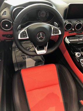 Gilbert Arizona, Amerika Birleşik Devletleri güneybatı parçası bir galeride sergilenen otomobiller ile Mercedes-Benz otomobil Bayii. Mercedes-Benz küresel otomobil marque ise Alman şirketi Daimler Ag bir bölümü. 