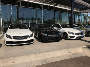 Gilbert Arizona, Amerika Birleşik Devletleri güneybatı parçası bir galeride sergilenen otomobiller ile Mercedes-Benz otomobil Bayii. Mercedes-Benz küresel otomobil marque ise Alman şirketi Daimler Ag bir bölümü. 