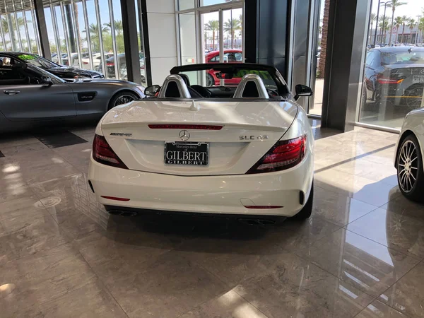 Mercedes Benz Concesionario Automóviles Con Coches Exhibición Una Sala Exposición — Foto de Stock