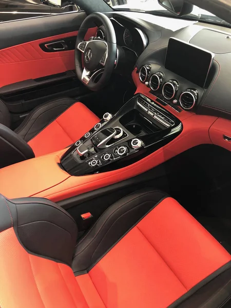 Gilbert Arizona, Amerika Birleşik Devletleri güneybatı parçası bir galeride sergilenen otomobiller ile Mercedes-Benz otomobil Bayii. Mercedes-Benz küresel otomobil marque ise Alman şirketi Daimler Ag bir bölümü. 