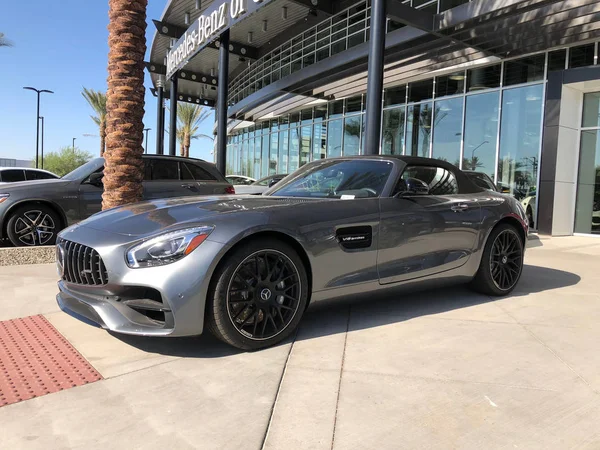 Gilbert Arizona, Amerika Birleşik Devletleri güneybatı parçası bir galeride sergilenen otomobiller ile Mercedes-Benz otomobil Bayii. Mercedes-Benz küresel otomobil marque ise Alman şirketi Daimler Ag bir bölümü. 