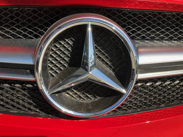 Mercedes Benz Concesionario Automóviles Con Coches Exhibición Una Sala Exposición —  Fotos de Stock