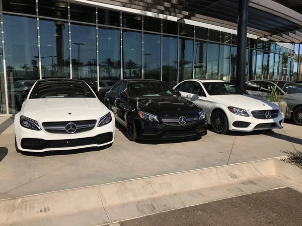 Mercedes Benz Concesionario Automóviles Con Coches Exhibición Una Sala Exposición —  Fotos de Stock