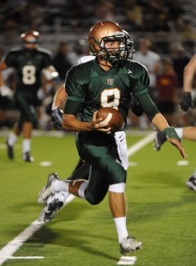 Arizona Doğu Vadisi oynanan bir normal sezon oyunları sırasında lise futbol oyun eylem. Yüksek okul futbol lise takım Amerika Birleşik Devletleri'nde oynadığı ızgara futbolcu.