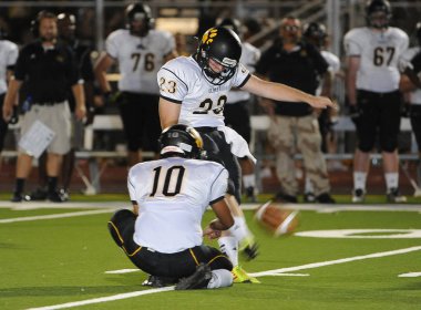 Arizona Doğu Vadisi oynanan bir normal sezon oyunları sırasında lise futbol oyun eylem. Yüksek okul futbol lise takım Amerika Birleşik Devletleri'nde oynadığı ızgara futbolcu.