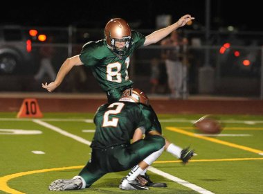 Arizona Doğu Vadisi oynanan bir normal sezon oyunları sırasında lise futbol oyun eylem. Yüksek okul futbol lise takım Amerika Birleşik Devletleri'nde oynadığı ızgara futbolcu.