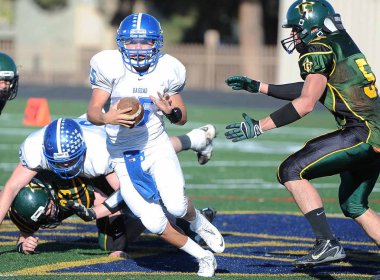 Arizona Doğu Vadisi oynanan bir normal sezon oyunları sırasında lise futbol oyun eylem. Yüksek okul futbol lise takım Amerika Birleşik Devletleri'nde oynadığı ızgara futbolcu.