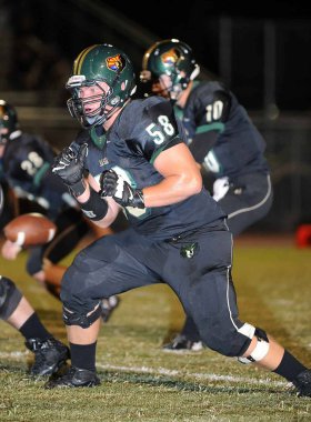 Arizona Doğu Vadisi oynanan bir normal sezon oyunları sırasında lise futbol oyun eylem. Yüksek okul futbol lise takım Amerika Birleşik Devletleri'nde oynadığı ızgara futbolcu.