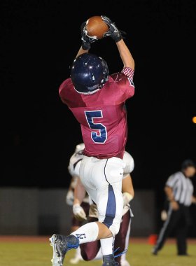 Arizona Doğu Vadisi oynanan bir normal sezon oyunları sırasında lise futbol oyun eylem. Yüksek okul futbol lise takım Amerika Birleşik Devletleri'nde oynadığı ızgara futbolcu.