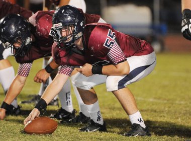 Arizona Doğu Vadisi oynanan bir normal sezon oyunları sırasında lise futbol oyun eylem. Yüksek okul futbol lise takım Amerika Birleşik Devletleri'nde oynadığı ızgara futbolcu.