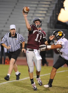 Arizona Doğu Vadisi oynanan bir normal sezon oyunları sırasında lise futbol oyun eylem. Yüksek okul futbol lise takım Amerika Birleşik Devletleri'nde oynadığı ızgara futbolcu.