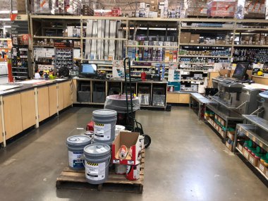 Home Depot en büyük ev geliştirme perakendeci Amerika Birleşik Devletleri olduğunu. Boya ve malzemeleri satın almak müşteriler için satılan çeşitli resim bölümü. Gilbert Arizona ABD Güney Batı bölümünde yer alan fotoğraf çekildi